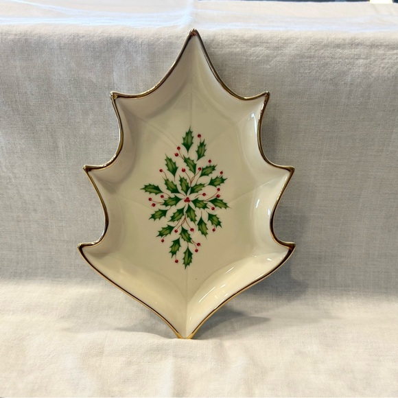 Lenox Holiday Pattern Holly Leaf Shaped Ivory Dish Gold Trim 7 x 4.5 NICE! - Picture 5 of 5